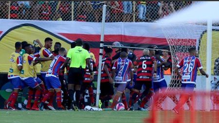 VIDEO | Măcel în Brazilia: "Meciul păcii" a devenit "meciul groazei". A fost oprit după o bătaie generală și zece cartonașe roșii  