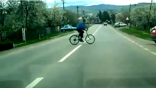 VIDEO Se întâmplă pe șoselele din România: un biciclist beat sare în fața mașinii
