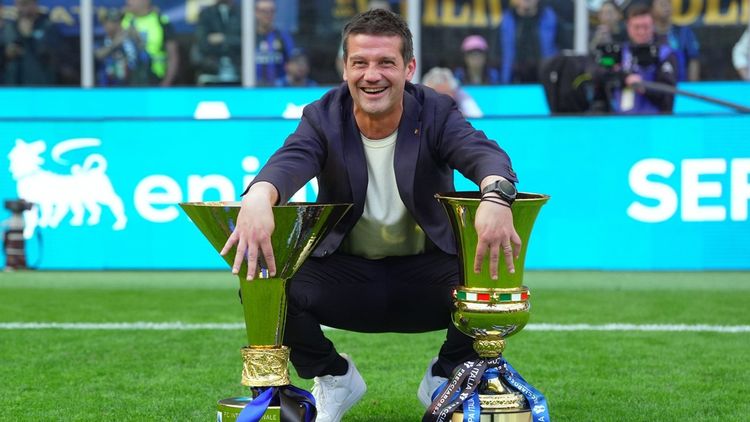 Chivu n-a scăpat. Ce a pățit în timpul interviului TV: „Water bomb!”