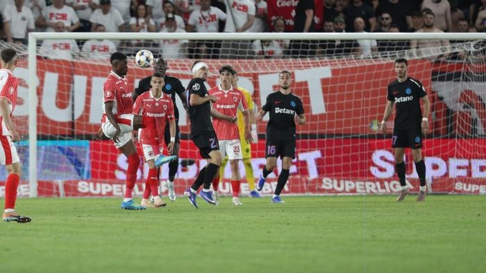 Ce diferență! Ce au făcut fotbaliștii înainte de prelungirile partidei Dinamo - FCSB: „haita”, în jurul lui Kopic, Baciu, obligat să discute individual cu fiecare jucător