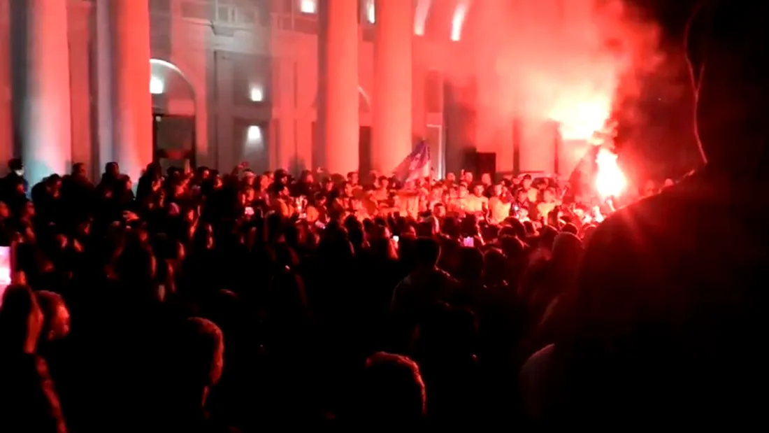 VIDEO | Corvinul, sărbătoare cu trofeul Cupei României în mijlocul fanilor, la Hunedoara, în noaptea câștigării competiției! Primarul a anunțat o prezentare a trofeului în stilul marilor campioane