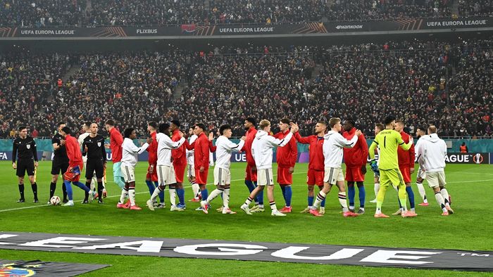 UEFA a intervenit. Ce i-a interzis crainicului FCSB să facă la microfon la meciul cu Manchester United