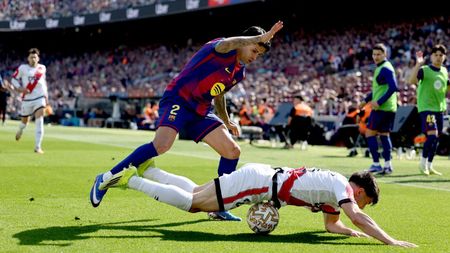 Verdictul spaniolilor despre faza controversată în care Andrei Rațiu a cerut penalty în Barcelona - Rayo: „Fermin îl atinge puțin”