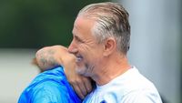 Nu e doar Chivu campion! Laurențiu Reghecampf, tratat ca un erou în Rwanda după ce a luat titlul
