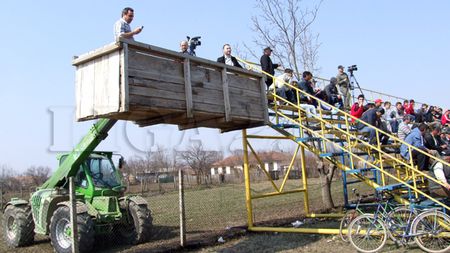FOTO GENIAL** Cum arată un studio video în liga a patra! :)) Bonus? Poze cu cei cinci preoți care au sfințit arena
