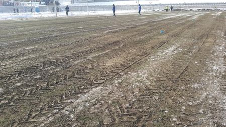 Ireal! FOTO | Au intrat cu tractorul pe teren și au făcut haos înainte ca Rapidul să-i umilească: "Am intrat în 1990 în fenomenul fotbalistic, dar n-am văzut în viața mea așa ceva". Bonus: de unde au urmărit fanii giuleșteni meciul jucat pe "tarla"