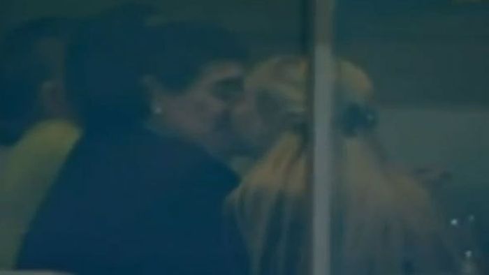 VIDEO: Maradona, așa cum probabil nu l-ai văzut niciodată!** Paparazzii și-au frecat mâinile de bucurie :)