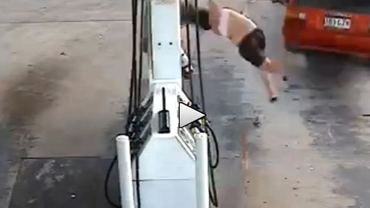 VIDEO Cum reacționează doi hoți de benzină când sunt pe punctul de a fi prinși