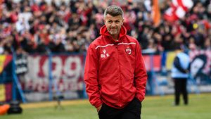 Ovidiu Burcă are numai cuvinte de laudă pentru Oțelul lui Dorinel Munteanu, despre care spune că poate ”să ia decizii și din fața televizorului”. ”La Dinamo, cu presiunea trebuie să dormi în fiecare noapte lângă ea, în pat”