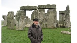 Povestea incredibilă a deținutului care, în 1953, a ascuns mesaje în cutii de conserve zidite în tribuna stadionului din Constanța. ”M-a arestat Securitatea după ce m-a turnat un camarad că voiam să fug în munți, la partizani. Am luat bătaie cât să nu leșin. Am scris gânduri și poezii despre viața și teroarea din pușcărie”. Dorința lui Ionel Burticel, la 92 ani: ”Aș vrea să-i strâng mâna lui Hagi” | EXCLUSIV
