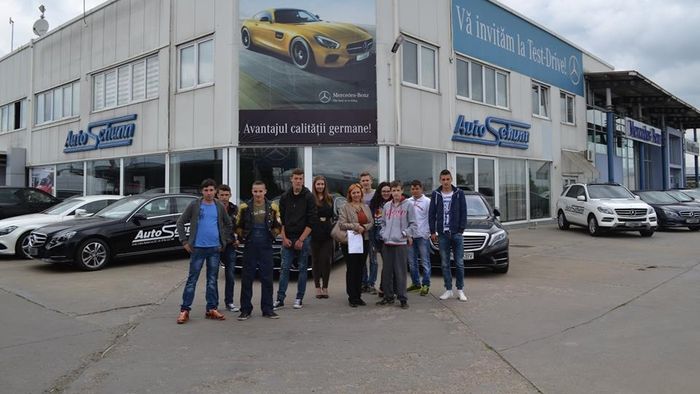 Mercedes i-a invitat pe elevii din Arad să descopere lumea automobilismului 