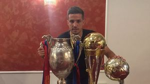 Steaua a câștigat tot, dar nu are unde să expună trofeele! FOTO | Unde pot vedea fanii cele trei cupe cucerite în 2015. "Puteți face poze, dar nu le atingeți!"