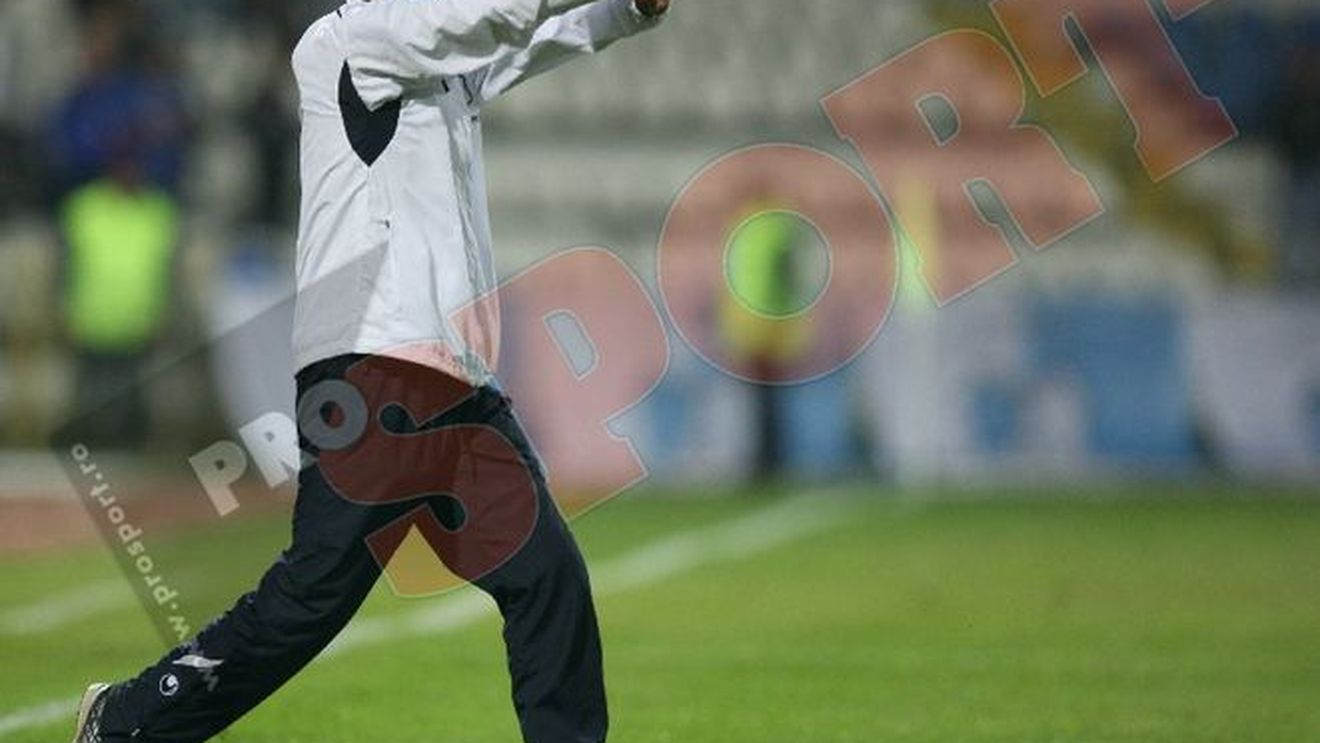 "Sunt nevinovat! **Am vrut să-i arăt arbitrului semnul 'Piei Satană'!"