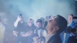 Imaginile deceniului cu Răzvan Lucescu, după ce a câștigat titlul cu PAOK Salonic. Peste 50.000 de fani au declanșat infernul pe stadionul Toumba: sute de torțe s-au aprins, zeci de ultrași l-au pupat, îmbrățișat sau atins pe român, iar fotbaliștii săi l-au aruncat în aer ca pe un lider absolut. VIDEO