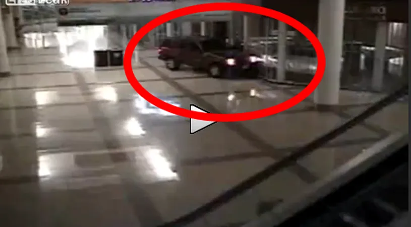 VIDEO INCREDIBIL surprins într-un mall! Agenții de pază au rămas pur și simplu mască și n-au ștuit unde să sune: la 