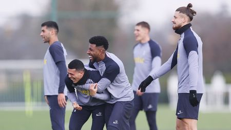 Colegul lui Radu Drăgușin de la Tottenham a fost lovit de un obiect aruncat din tribună! Reacția jucătorului a făcut înconjurul lumii
