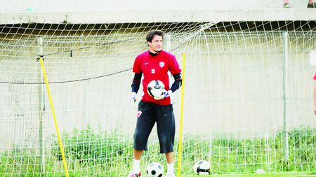 Dolha ezită să semneze prelungirea cu Dinamo!** Are ofertă din Polonia