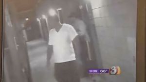 VIDEO INCREDIBIL** Doi jucători de fotbal își jefuiesc un coechipier