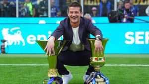 Chivu n-a scăpat. Ce a pățit în timpul interviului TV: „Water bomb!”
