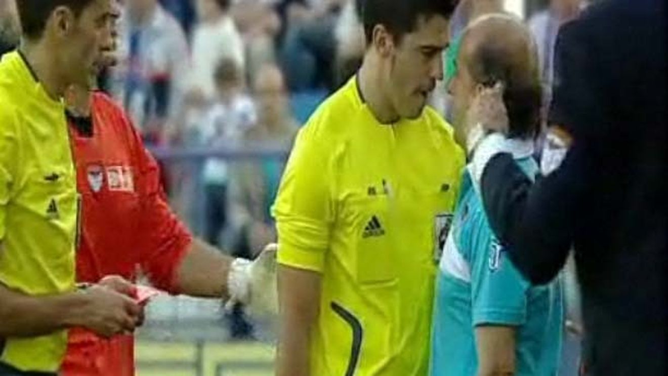 VIDEO INCREDIBIL** Un asistent a încercat să îi aplice un cap în gură unui antrenor