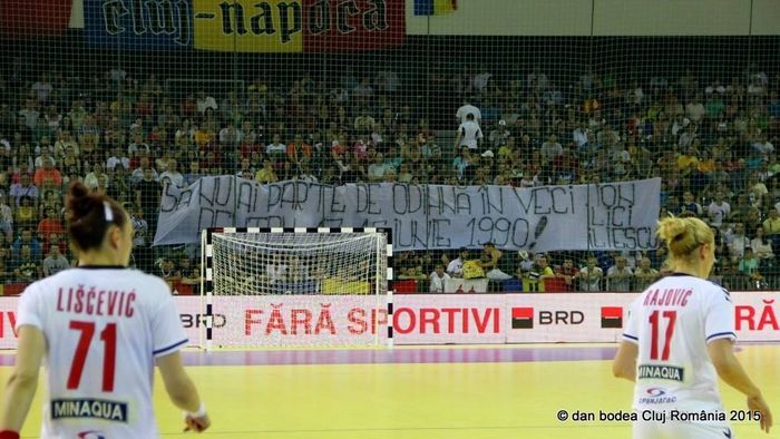 Mesajul dur al suporterilor de handbal la meciul România - Serbia: "Să nu ai parte de odihnă în veci pentru 13-15 iunie 1990!"