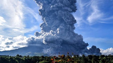 Trei erupții ale unui vulcan din Indonezia într-un interval de 48 de ore! Autoritățile au cerut ca oamenii din zonă să poarte măști de protecție | VIDEO