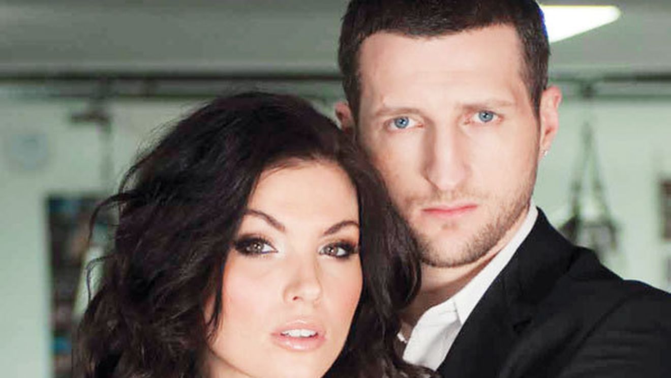 A îmblânzit "Cobra"!** Soția lui Carl Froch îl aleargă dimineața pe pugilist cu bicicleta