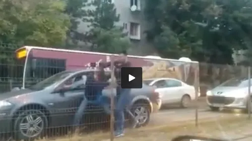 VIDEO | Scene incredibile pe un bulevard din București. Au coborât din mașini și s-au bătut în ultimul hal. Finalul face toți banii