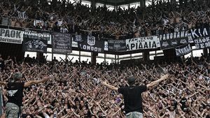 EXCLUSIV | Atât de răi sunt fanii lui PAOK! Un jucător român a trecut prin momente incredibile: "Pentru mine era un șoc electric". L-au amenințat că îl trimit în România. "Au venit doi mai solizi la mine"