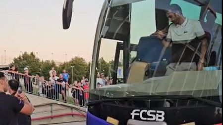 Gestul lui Charalambous când a coborât din autocar înainte de FCSB - Aberdeen