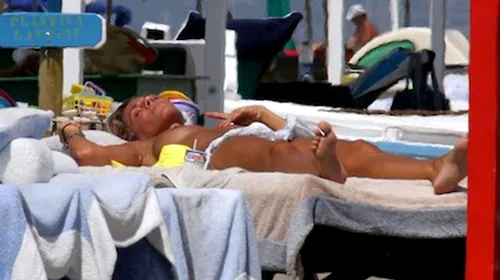 FOTO | Fosta soție a lui Pirlo, surprinsă făcând topless pe plajă