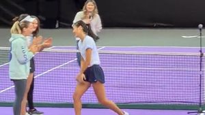 „Sunteți prietenoși cu mine!" Emma Răducanu, discurs spontan în limba română, în fața fanilor de la Cluj-Napoca | VIDEO