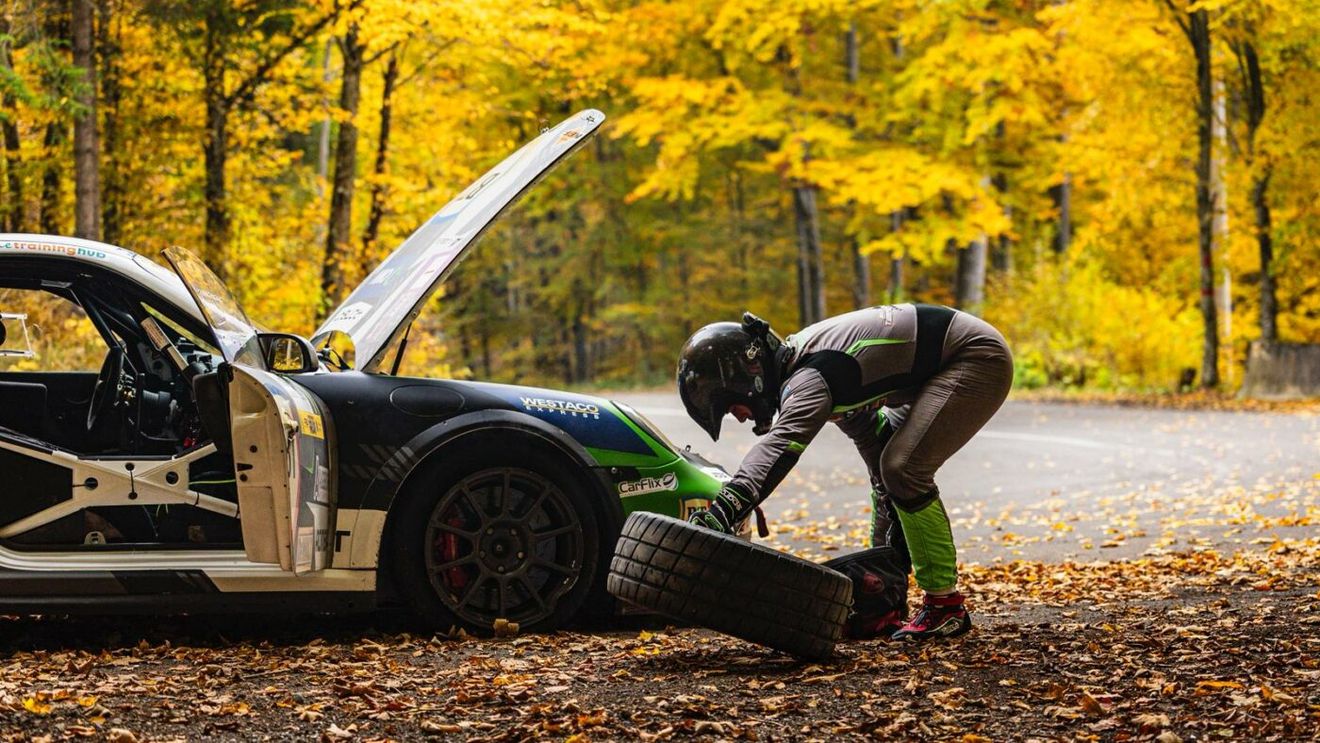 O pană de cauciuc l-a oprit pe Simone Tempestini din drumul spre victorie la Raliul Brașovului: imagini spectaculoase