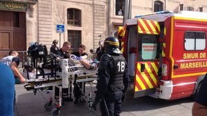 EURO 2016, aproape de tragedie! Un fan englez, în stare gravă după un atac organizat al ultrașilor ruși. Bilanțul "măcelului" din Marseille
