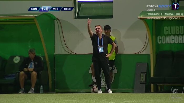 FOTO | Scandal cu Hagi în prim-plan la Chiajna - Viitorul! "Regele" a cerut gol, apoi penalty, dar a fost eliminat și a refuzat să iasă de pe teren. Arbitrul a oprit meciul