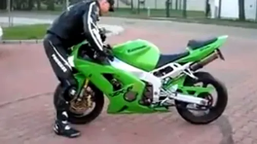 VIDEO Cascadorie eșuată! Ce a pățit un motociclist când a vrut să-și impresioneze prietenii cu noul motor :)