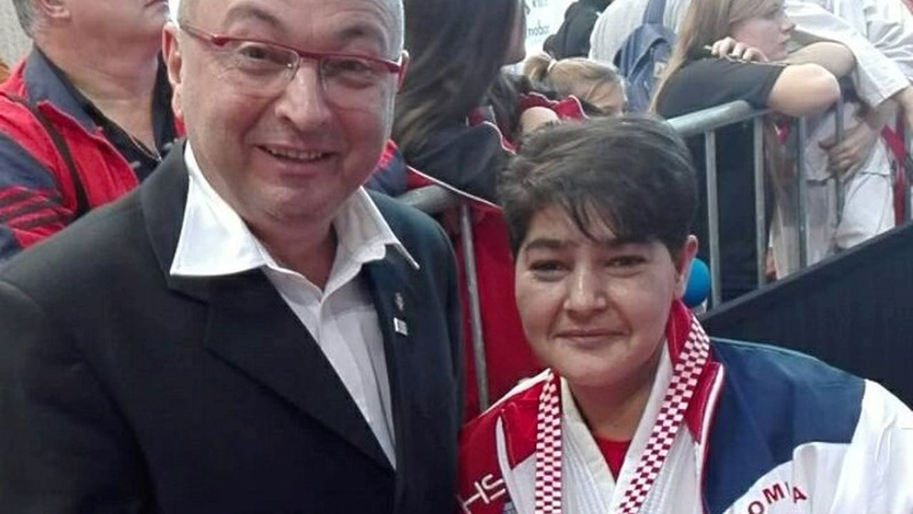 Sportul îi face fericiți: o sportivă cu sindromul Down a luat argint la karate!