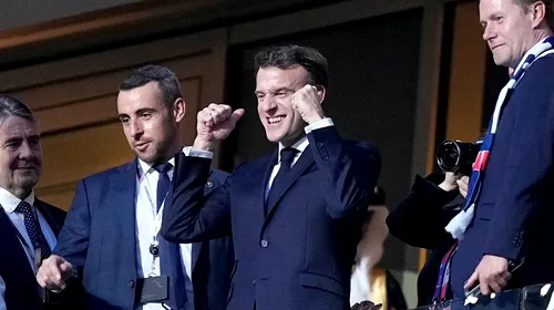 Emmanuel Macron, dirijorul națiunii fraceze, după ce Kylian Mbappe a marcat două goluri în două minute și a trimis finala Campionatului Mondial din Qatar în prelungiri