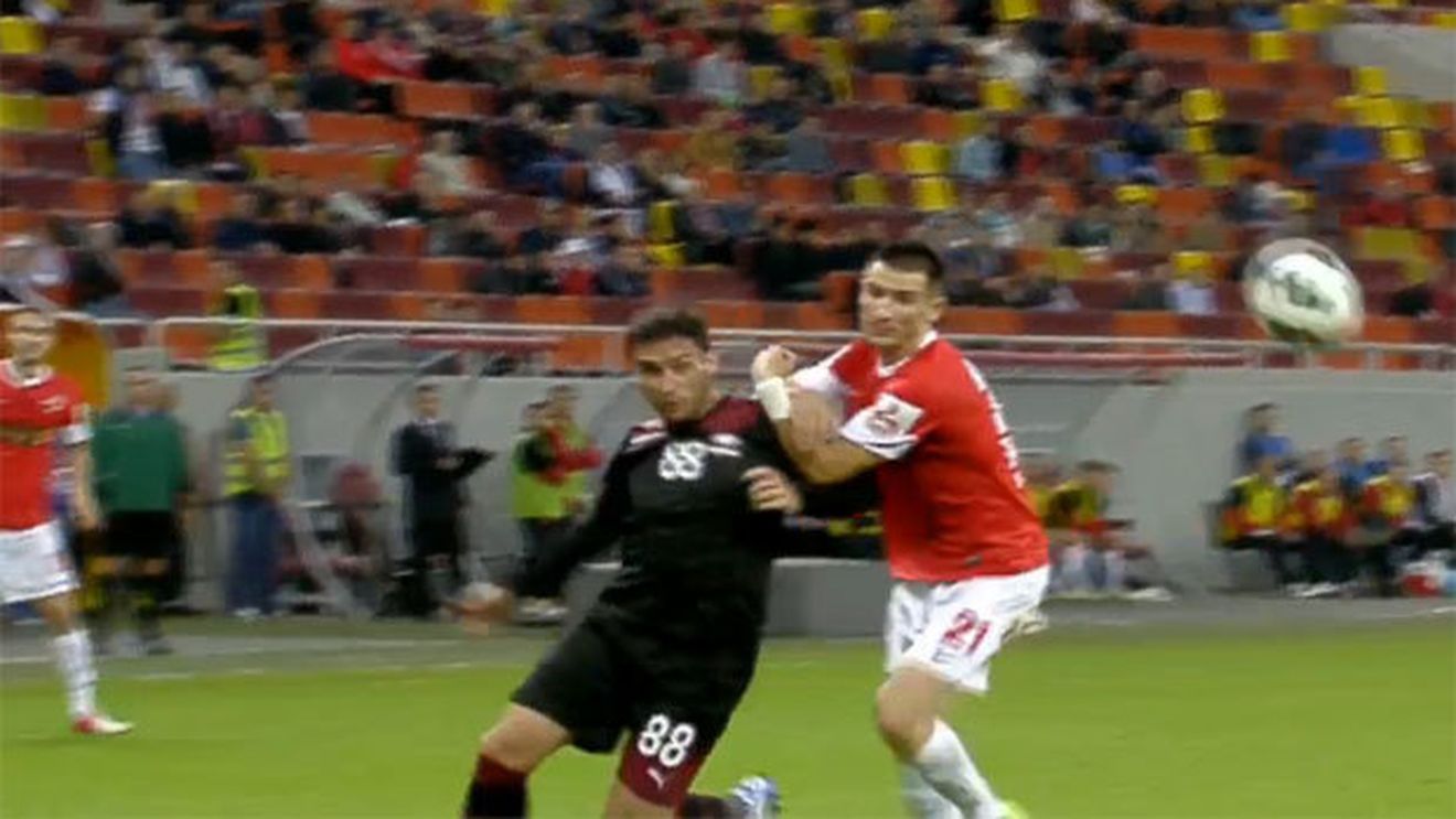 Giuleștiul plânge când vede faza asta:** "Altul era scorul!" Rapid a cerut penalty la duelul dintre Ilijoski și Grigore