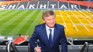 EXCLUSIV | Nici Raț, nici Marica. Fotbalistul român care l-a "năucit" pe bogatul Ahmetov: "Îl iubea! Picta, se ridica toată lumea în picioare". Cum a ajuns să plece din Ucraina cu traista plină de costume scumpe