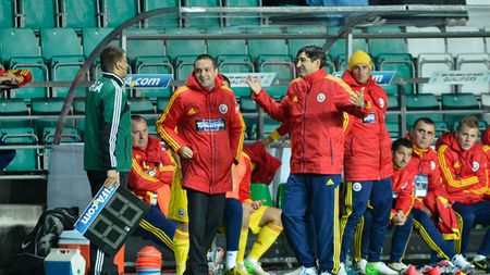 Piți i-a făcut pe tricolori să își dea coate pe bancă! "Bă, ăsta vorbește serios?" **FOTO GENIAL - Ce nu s-a văzut la TV. Merită un loc în Guinness Book: așa ceva nu vezi pe multe arene