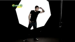 Gigel e fotbalist model! Rușii îl pun pe coperta revistei "Goool"! VIDEO** Cum s-a descurcat Bucur în fața aparatelor de fotografiat