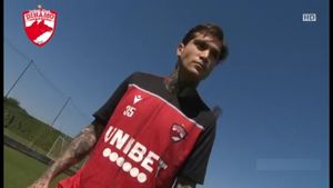 „Câinilor” le-a revenit cheful de glume! Răzvan Popa, prezentat oficial la Dinamo: „Este al doilea jucător pe care l-am ⟨⟨arestat⟩⟩” | VIDEO & FOTO