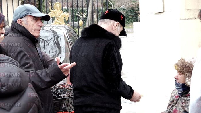 Imaginile momentului cu Gigi Becali, care împarte mii de lei nevoiașilor care l-au luat cu asalt la Palat! Miliardarul a dat teancuri de bancnote înainte să intre în Postul Paștelui. VIDEO