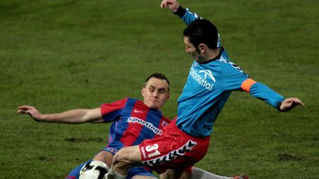 INCREDIBIL! Jucătorul pentru care granzii ar fi UCIS nu mai are loc în Liga 1!** Cu cine discută omul desemnat de UEFA "cel mai bun fotbalist din 2011"