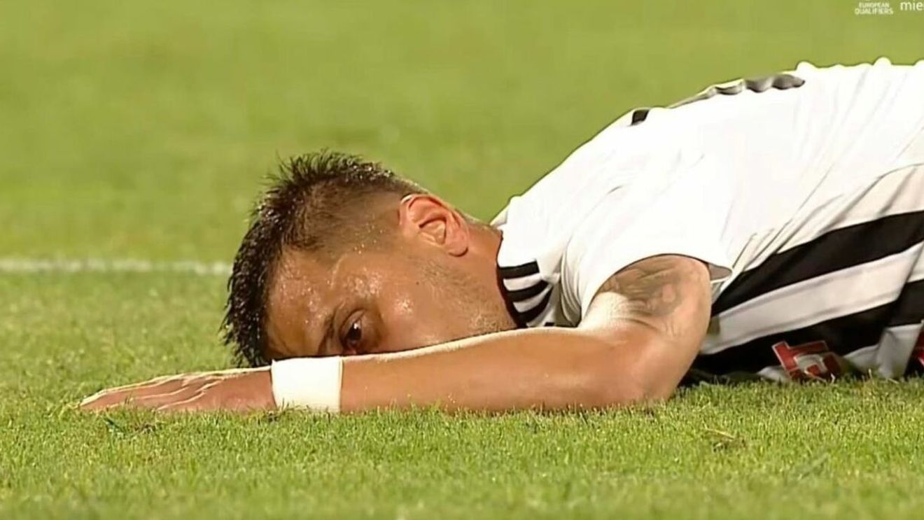 Momente de panică pe „stadionul blestemat”! Un jucător s-a prăbușit pe teren în Dinamo - U Cluj | FOTO