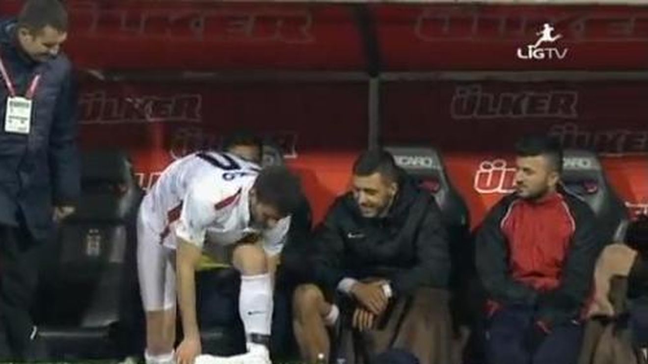 S-a grăbit să intre pe teren, dar a uitat că nu poartă șort!** VIDEO Faza de care a râs tot stadionul: când și-a dat seama de gafă