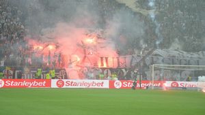 Show făcut de fanii lui U Cluj la finala Cupei României! FOTO | Ardelenii au aprins Național Arena, la propriu. Meciul, întrerupt pentru patru minute
