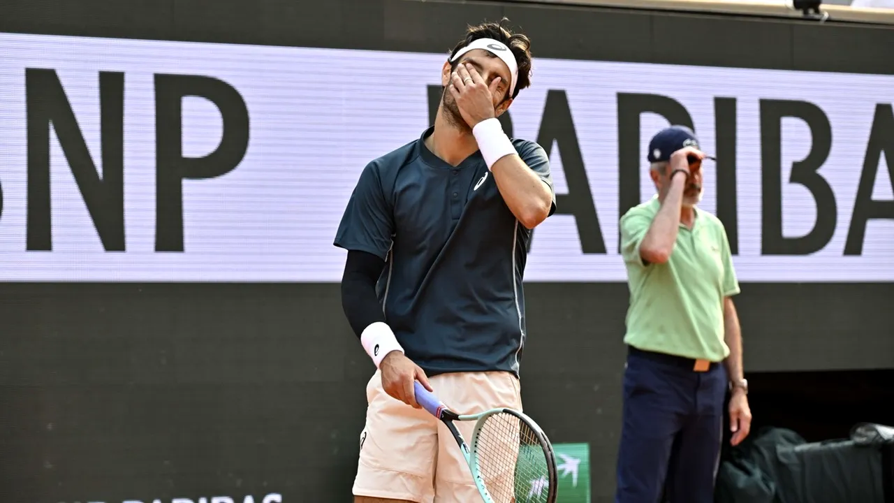 Moment absolut incredibil la Roland Garros. Musetti a lovit-o cu mingea trimisă de furie în piept pe arbitra de linie