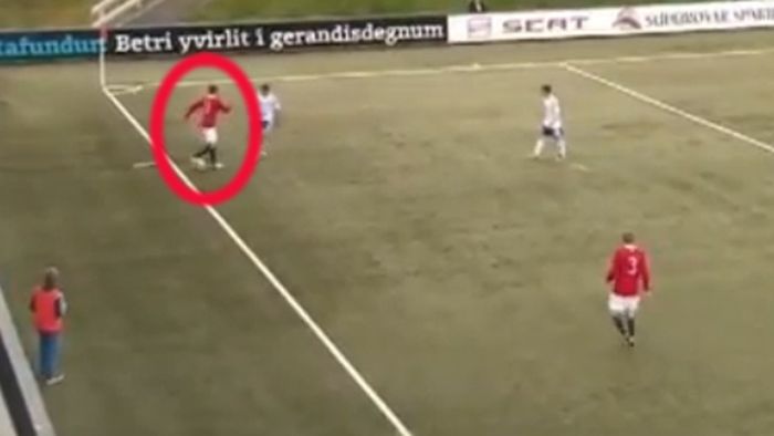 Cele mai tari "urechi" pe care le-ai văzut! **VIDEO GENIAL: fotbalistul cu nume imposibil de pronunțat a reușit unul din driblingurile anului. Vezi cum s-a distrat cu adversarii!